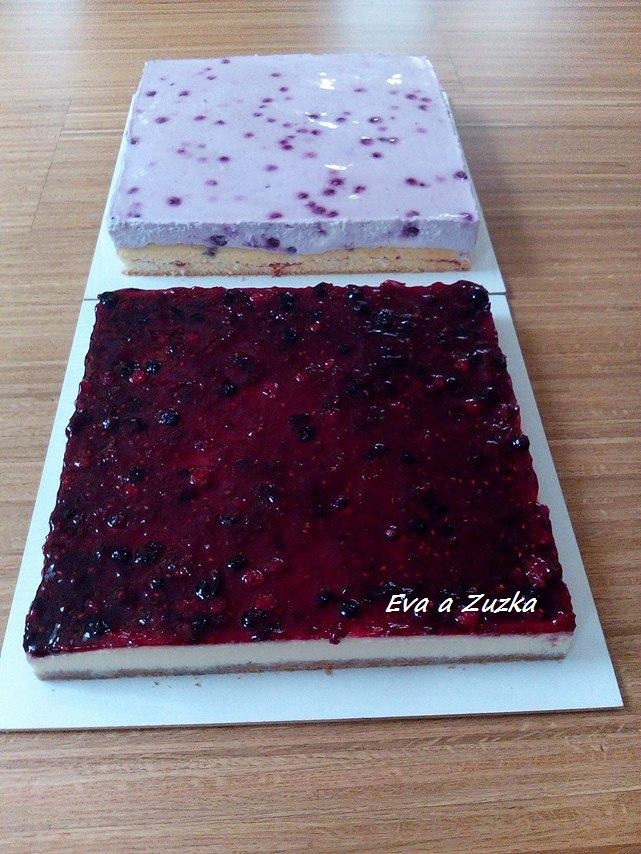 cheesecake s lesním ovocem+ borůvkové kostky
